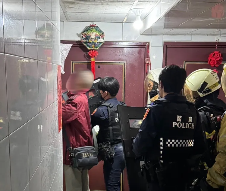 警消疏散大樓住戶、請廠商關閉瓦斯管線，請鎖匠開門後衝入壓制翁男。民眾提供