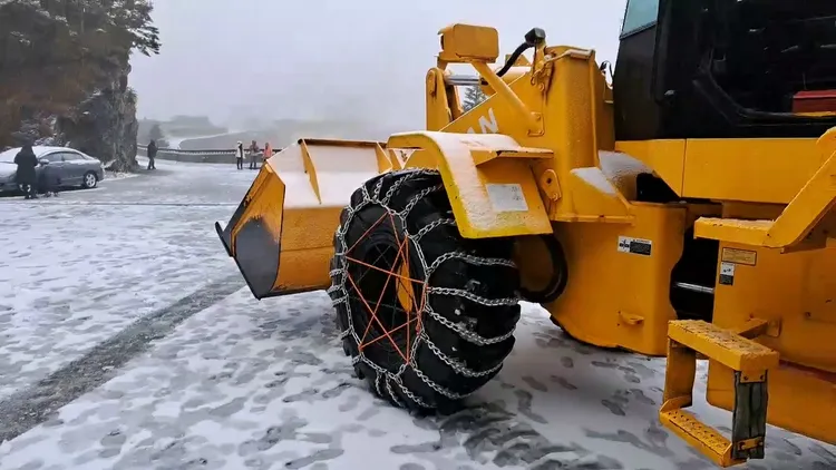 公路局出動鏟雪車。林業署南投分署提供
