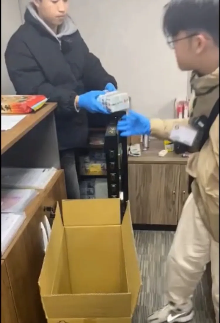 警方搗破詐團基地，從保險櫃中查扣2千多萬元現金。翻攝畫面