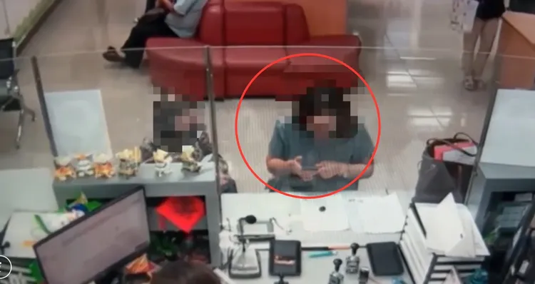 被害人與賴姓代書( 紅圈處)到地政事務所準備抵押房產。翻攝畫面