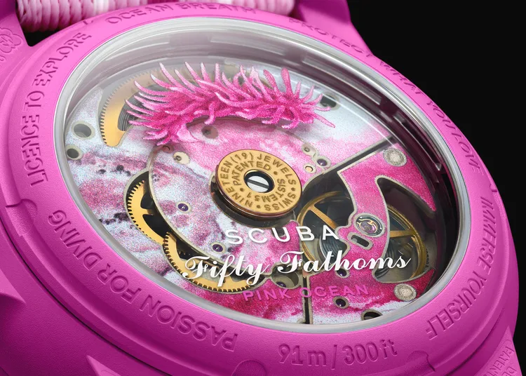 PINK OCEAN的SISTEM51機芯上印有粉紅色水域和裸鰓類動物Ceratodoris rosacea的圖案。品牌提供