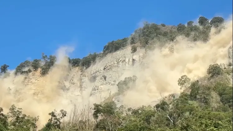 地震時楠西區出現走山狀況，煙塵四起。郭國文服務處提供