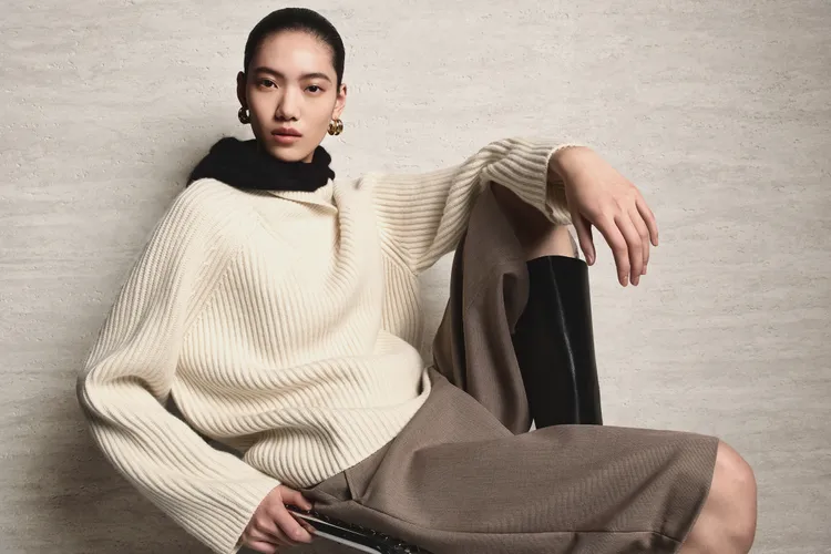 柔軟針織單品是系列重點。品牌提供