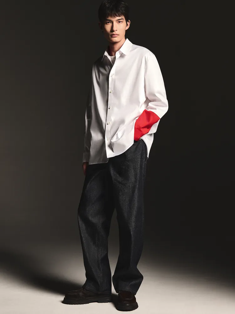 百搭襯衫在袖口處擁有拼接細節。品牌提供