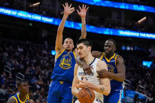 勇士「嘴綠」對華裔菜鳥下重手「熊抱」險爆全武行!衝突影片曝光