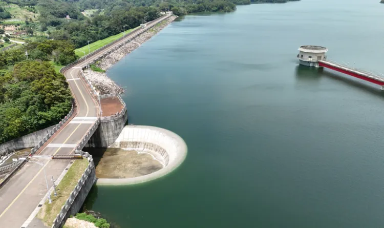 春節走春不想去風景區湊熱鬧人擠人，經濟部水利署推薦北中南7條水庫樂活走春特色路線，圖為新竹寶二水庫。水利署提供