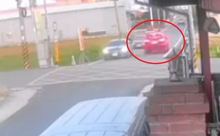 黑色休旅車肇事後一度踩煞車，但隨即揚長而去。民眾提供