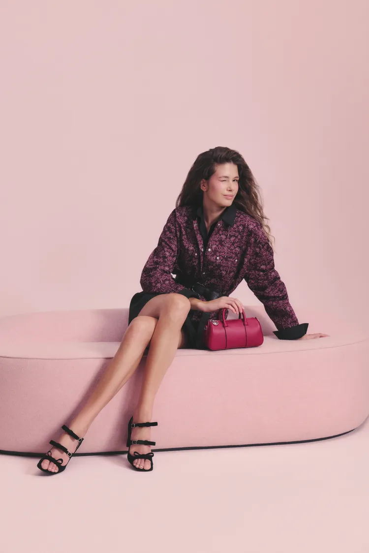 Daylong手提包柔軟精緻的紅色小牛皮打造出低調奢華氣質。品牌提供