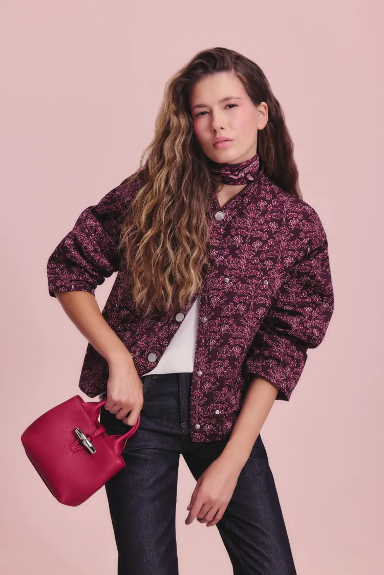 Le Roseau披上象徵喜悅與溫暖的甜菜根紅色。品牌提供