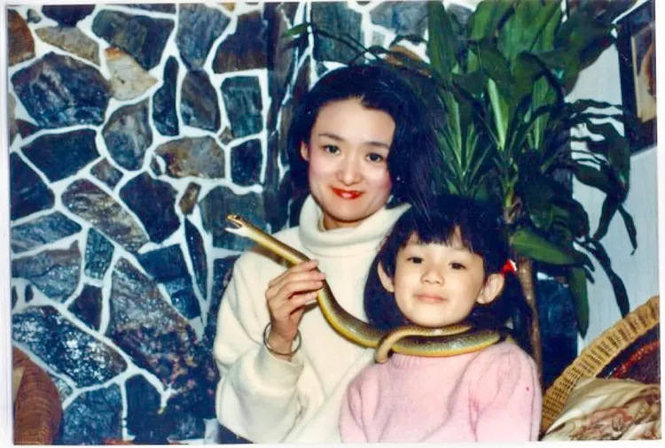 今年蛇年，譚艾珍分享兒時和歐陽靖一起和蛇合照的照片。翻攝自譚艾珍臉書