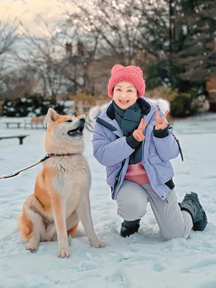 秋田犬一出現，楊貴媚少女心噴發。桂田文化藝術基金會、桂田文創提供