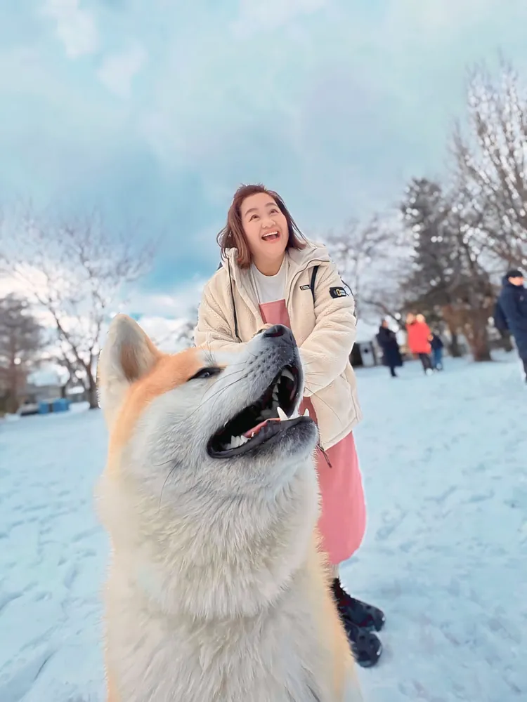 鍾欣凌看到可愛的秋田犬，開心不已。桂田文化藝術基金會、桂田文創提供