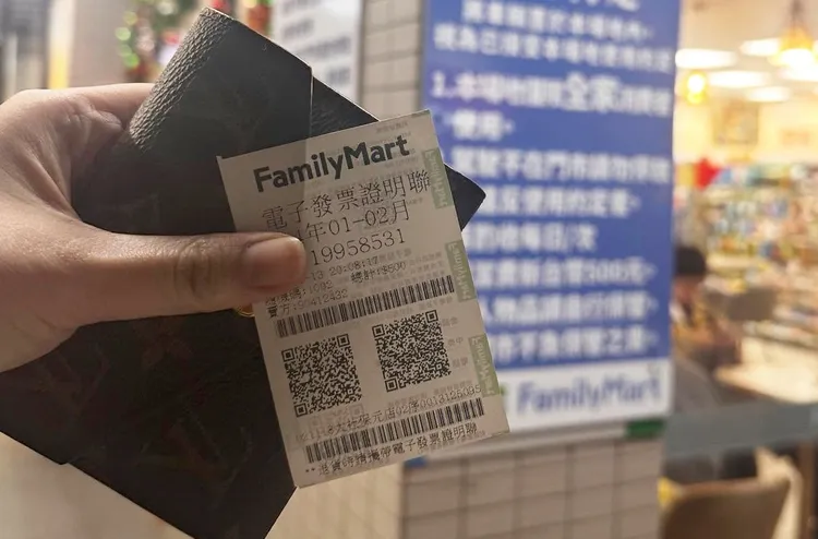 店家還開了全家發票給消費者，但沒有標示停車費。翻攝自threads