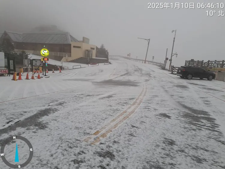 合歡山凌晨下冰霰，馬路一片銀白世界。林業署南投分署提供