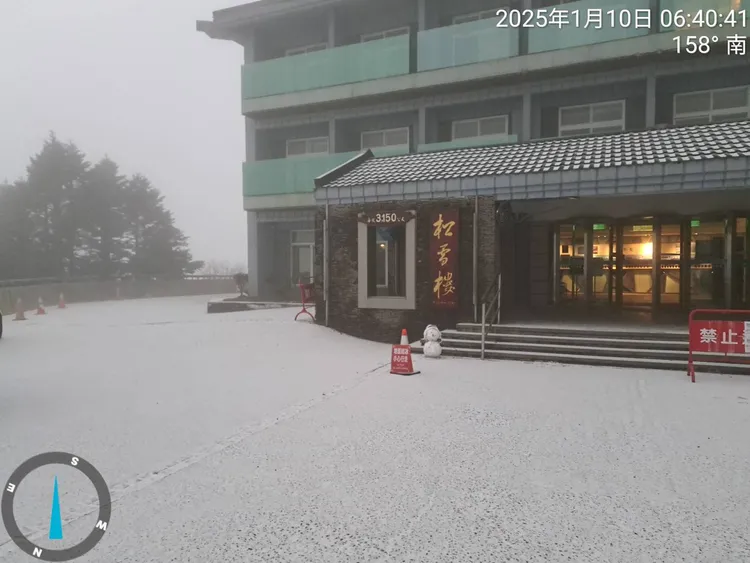 合歡山松雪樓清晨冰霰約有0.2公分厚。林業署南投分署提供