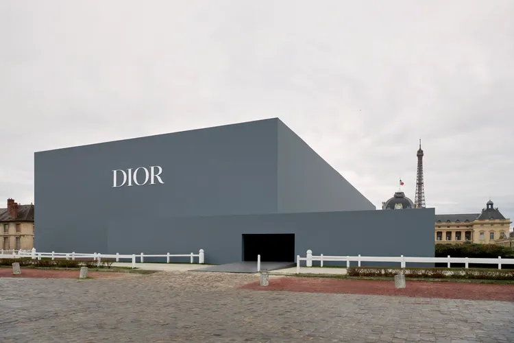 DIOR 2025秋冬男裝秀選在巴黎軍事學校舉辦。品牌提供