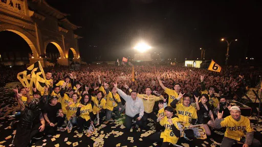 111釘孤枝湧入15萬小草? 林昶佐自由廣場演唱會大爆滿只有X萬人