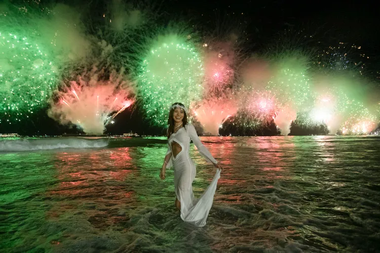 巴西民眾在海灘戲水迎新年。美聯社