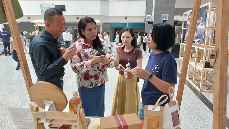 杜寶珍到市府推廣康普茶。凃建豐攝