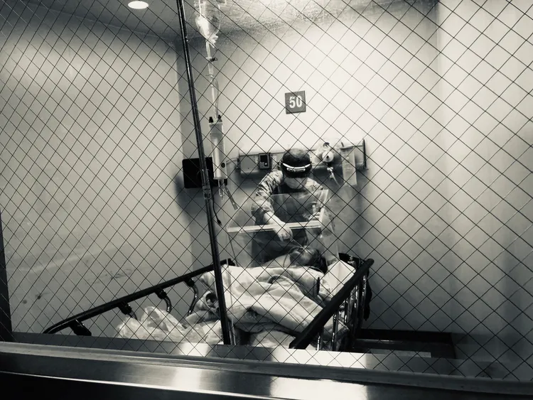 新冠疫情期間，杜寶珍為疑似案例在急診負壓隔離區快篩。杜寶珍提供