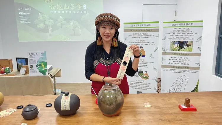 杜寶珍傳承父母自然農法山茶種植並創辦「珍康普茶」。取自杜寶珍臉書