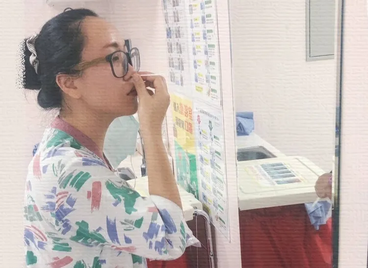 疫情時期，護理人員每週都要戳鼻子篩檢。杜寶珍提供