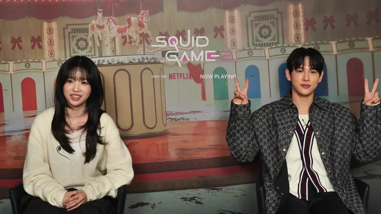 曹柔理（左）提到最照顧他的前輩時，雀屏中選的任時完比出YA慶祝。Netflix提供