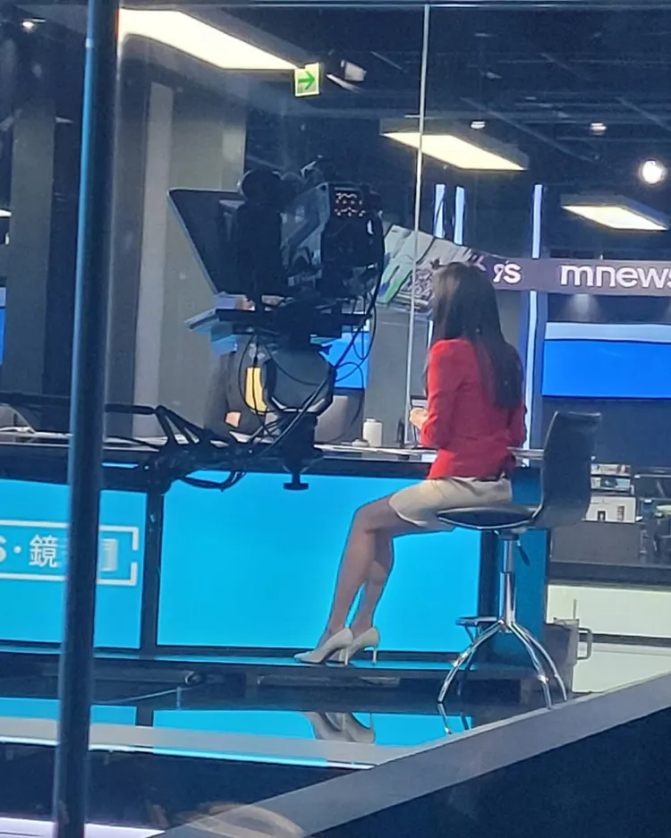 女主播陳園淳播報新聞時「椅子只坐1/4」。翻攝新聞主播陳園淳粉專
