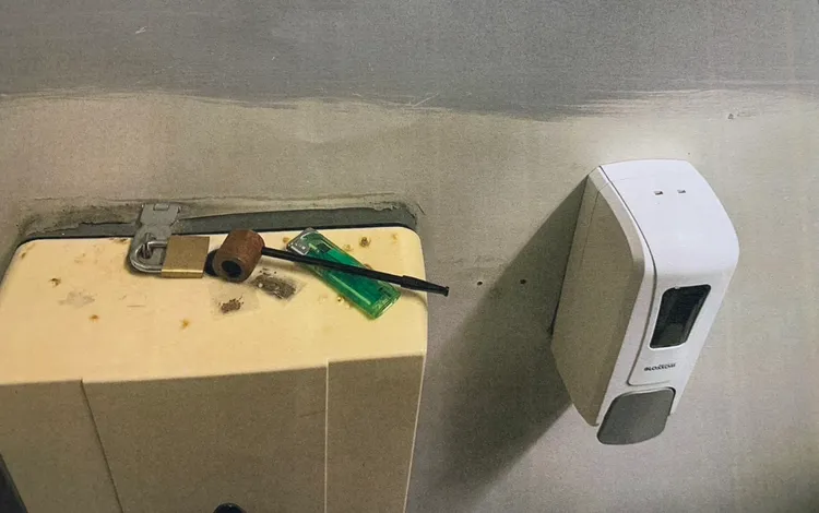 台北市圓山花博公園內的廁所驚現「大麻吸食器」。陳怡君提供