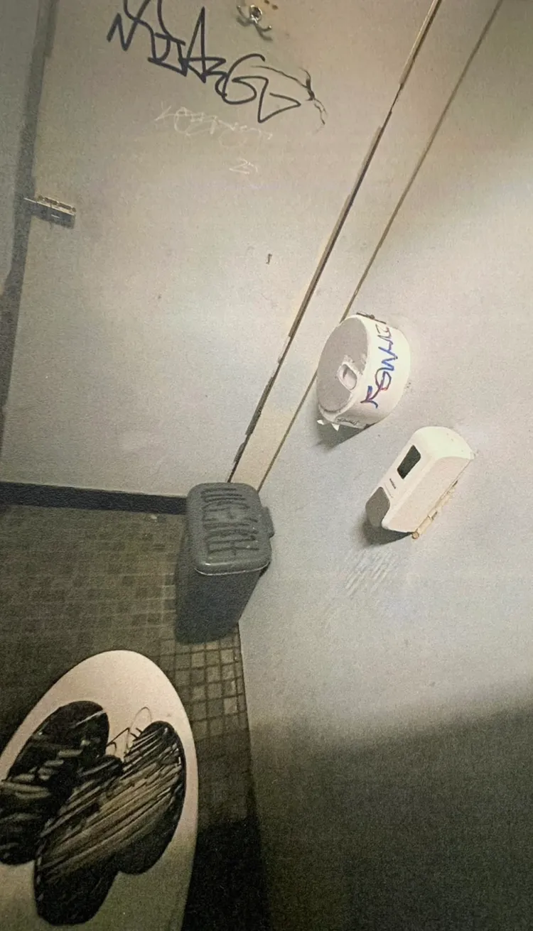 廁所塗鴉才清除，又遭惡意破壞。陳怡君提供