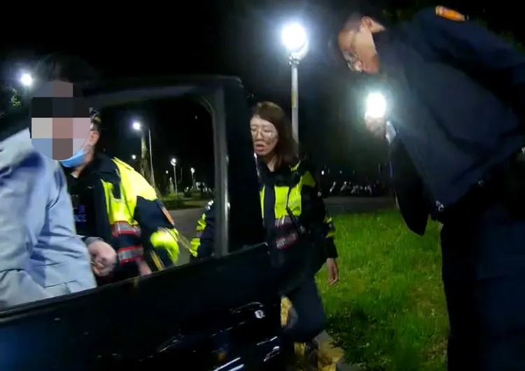 詹男被警方叫醒從駕駛座下車，一度還辯稱車不是自己開的。翻攝畫面