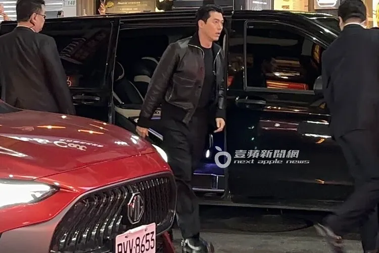 韓國男神玄彬一身帥氣黑皮衣下保母車。特勤中心攝