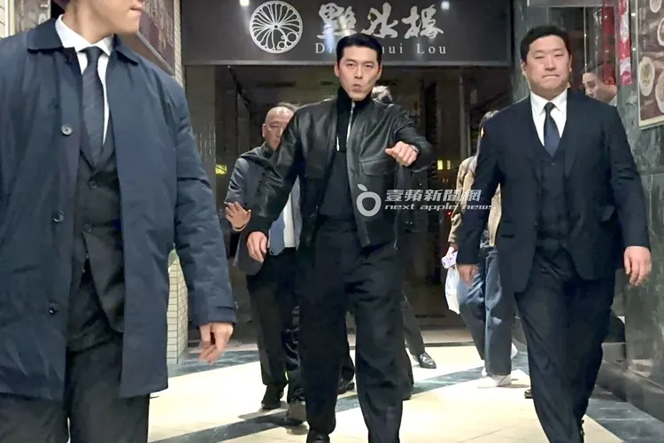 2個多小時後，玄彬（中）慶功宴結束離開點水樓，大步向前跟粉絲互動。特勤中心攝