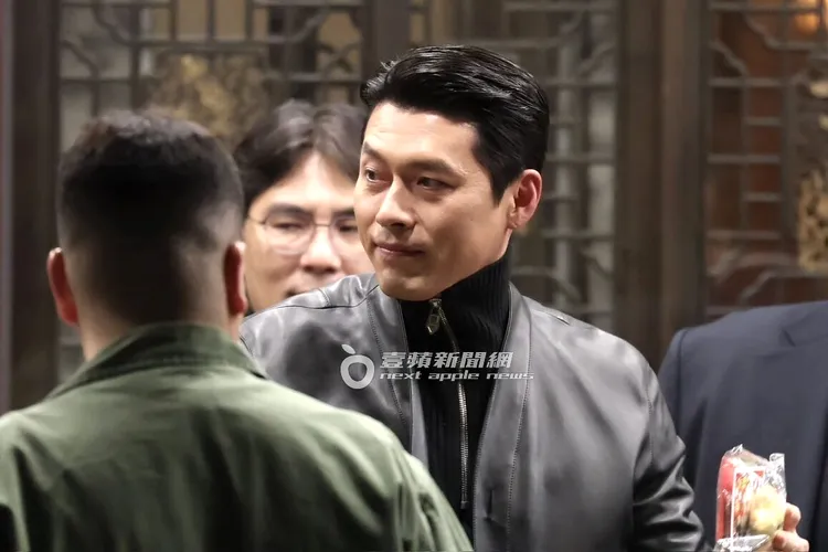 玄彬點水樓用完餐後，收下粉絲的小禮物準備上保母車。特勤中心攝