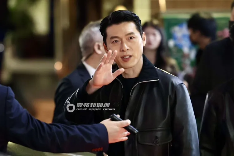 韓國男神玄彬主演電影《哈爾濱》映前見面會結束，離開國賓影城揮手寵粉。特勤中心攝