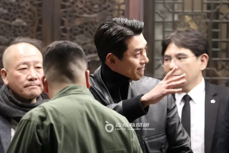 玄彬揮手和粉絲道別，準備回君悅酒店休息。特勤中心攝