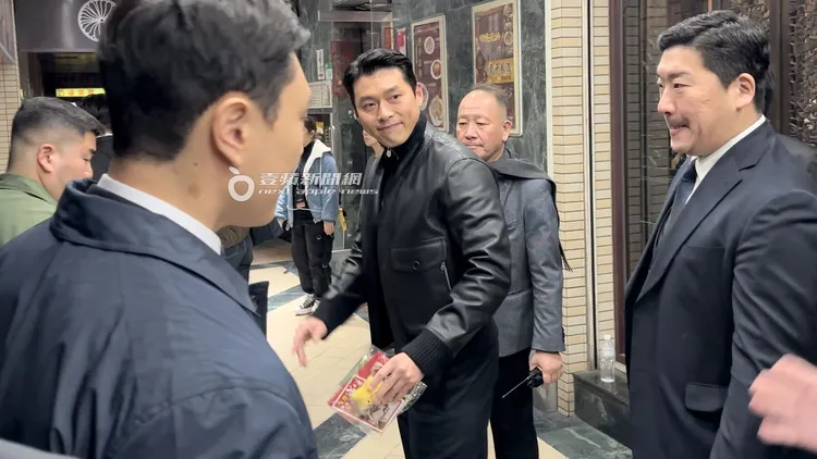 韓國男神玄彬（中）抽中2位粉絲的卡片和禮物，回頭露出招牌酒窩笑容。特勤中心攝