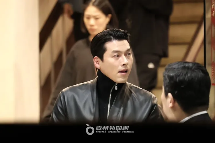 眼尖的玄彬看到有20幾位粉絲在等候，準備走過去打招呼。特勤中心攝