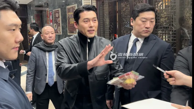 男神玄彬（中）收下粉絲送的卡片和手作紅包袋。特勤中心攝