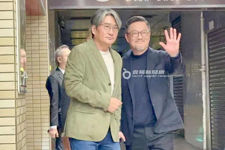 電影《哈爾濱》導演禹民鎬（右）與製片金元國慶功宴結束，揮手答謝粉絲。特勤中心攝