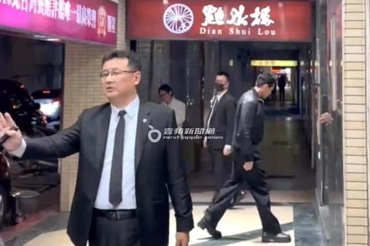 玄彬（右）電影映前會結束後，到點水樓品嚐小籠包、芒果冰。特勤中心攝