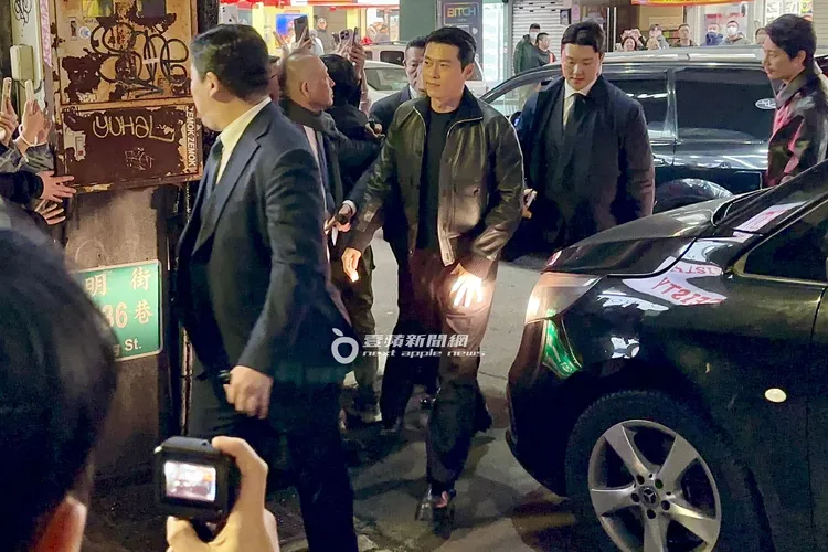 玄彬換上一身黑皮衣，從下榻君悅酒店到國賓影城宣傳電影《哈爾濱》。特勤中心攝