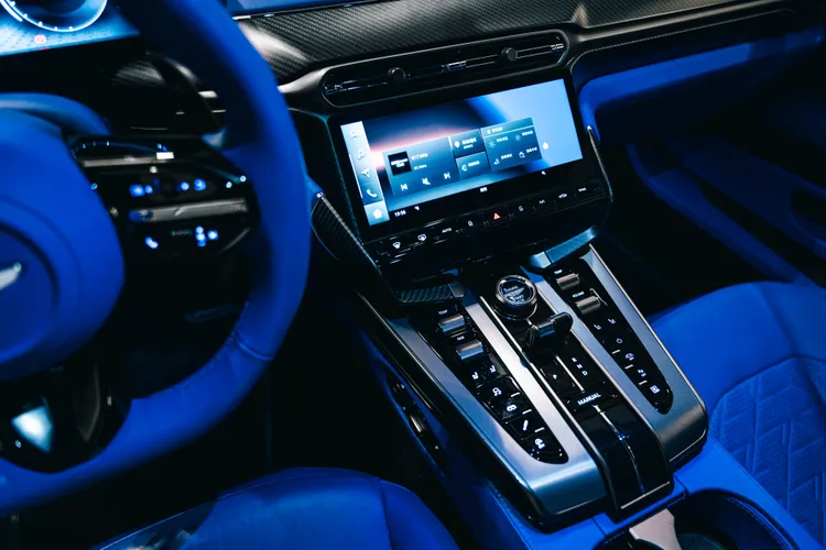 10.25吋螢幕提供多功能手勢控制技術，並支援無線Apple CarPlay功能。業者提供