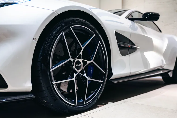 Vanquish 採用首見於 DB12 的全新Bilstein DTX自適應避震系統，具有更寬的阻尼作動範圍與極為迅速的反應時間。業者提供