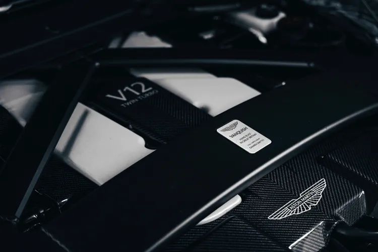Vanquish搭載創廠至今性能最強悍的全新5.2升V12引擎，可輸出領先同級車型的835PS最大馬力與1000Nm峰值扭力。業者提供