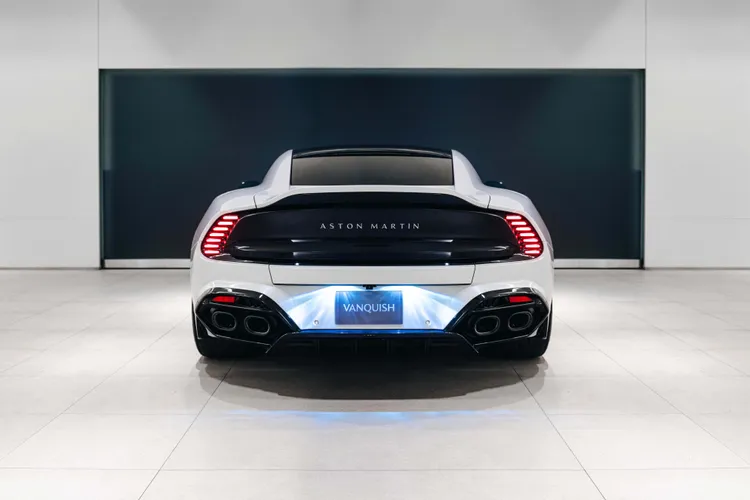 獨特的 Kamm Tail車尾造型則有效降低減速時的空氣阻力，這些設計巧妙與車身整體細節完美搭配，體現 Aston Martin 對造型設計與功能性的極致追求。業者提供