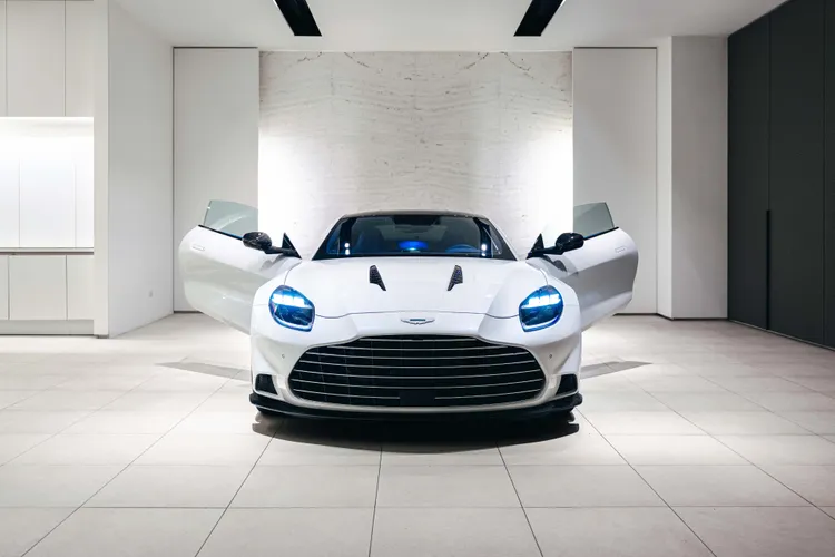 Vanquish雕刻感十足的引擎蓋靈感源自 F1賽車的鼻翼，為強勁 V12 引擎提供高效能散熱輔助。業者提供