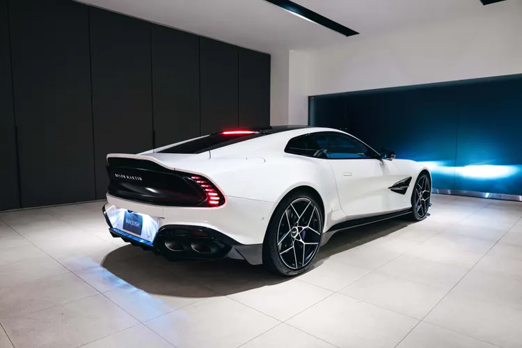 Vanquish 採用粘合鋁合金車身結構，搭配前雙A臂、後多連桿懸吊系統。業者提供