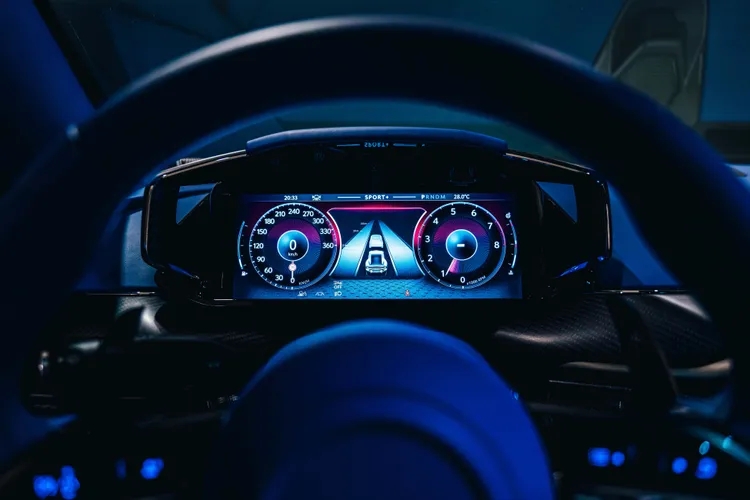 10.25吋全數位儀表板清晰傳遞駕駛資訊，並提供雙環或單環的自訂義顯示。業者提供