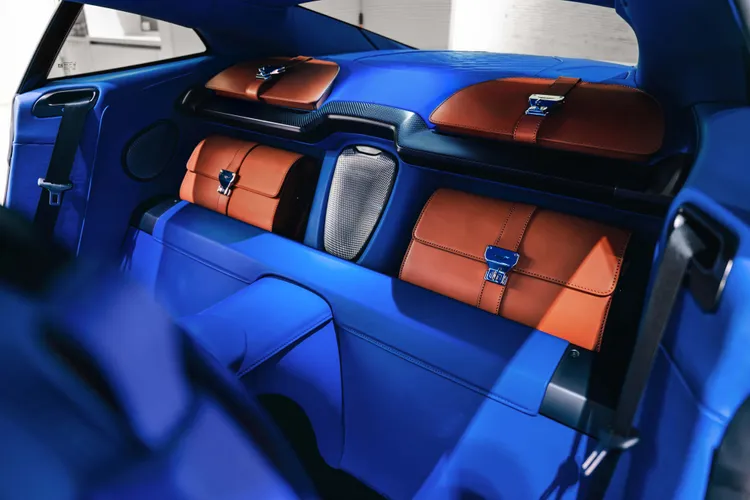 後橫向支撐桿宛若雕塑作品，分隔出專屬區域，可選配精緻的馬鞍皮革收納套件。業者提供